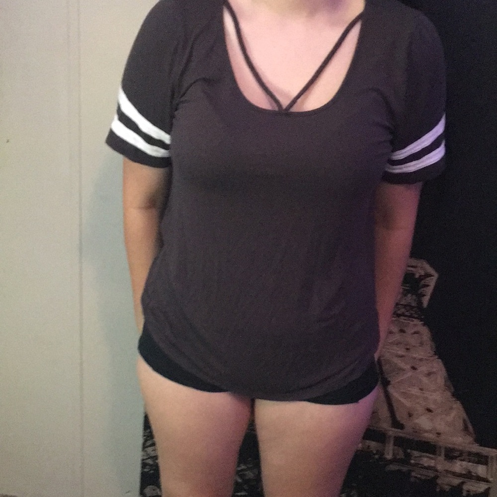 Comfortable, fashionable v neck size large perfect for any outdoor activities!